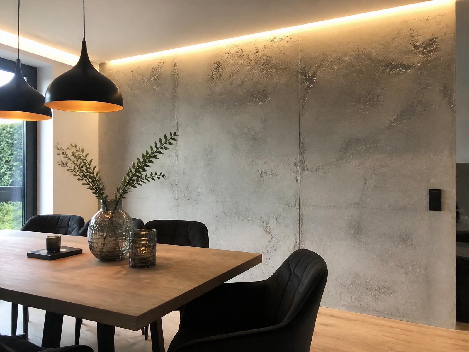 Moderne Wand in Betonoptik mit indirekter Beleuchtung