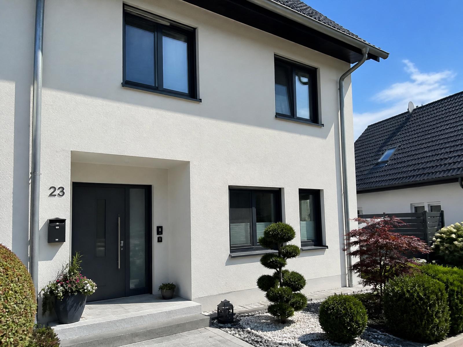 Modernisierte weiße Fassade eines Einfamilienhauses