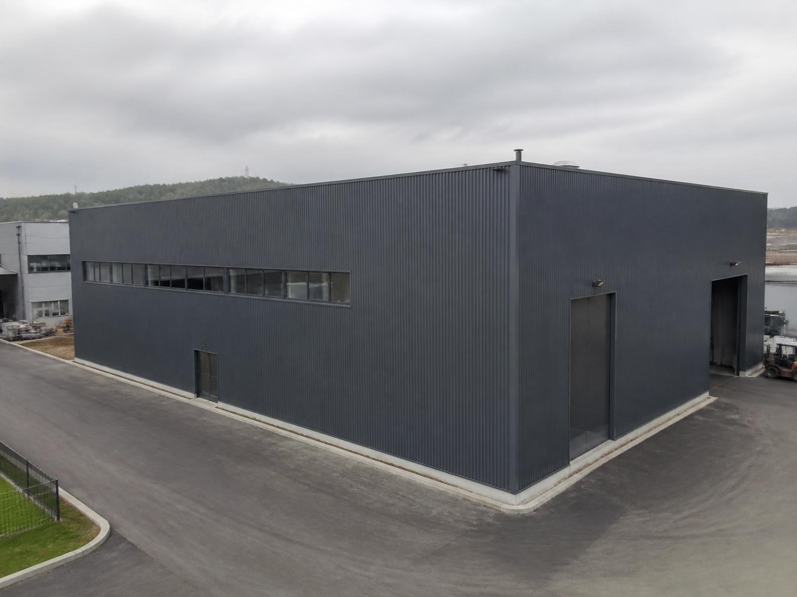 Dunkel beschichtete Außenfassade einer Industriehalle