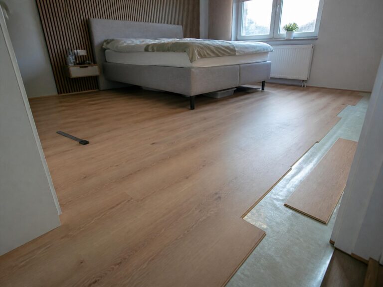 Neu verlegter Holzfußboden in einem modernen Wohnraum