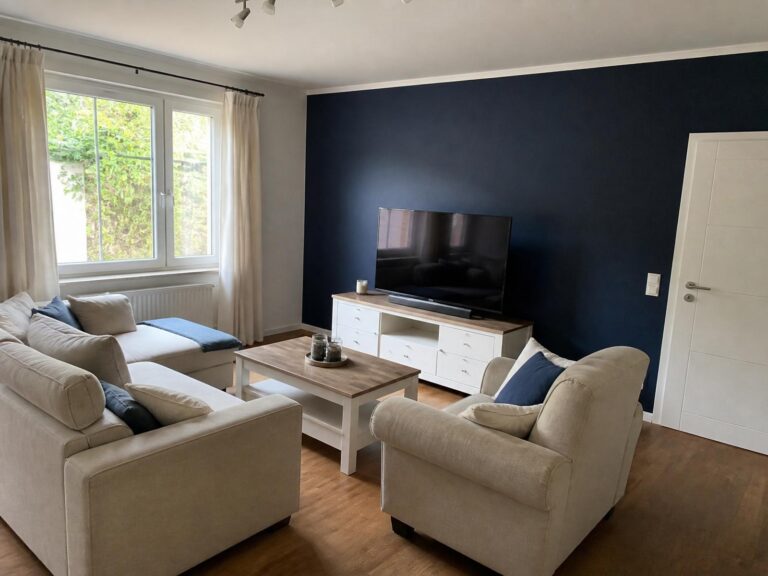 Modernes Wohnzimmer mit dunkelblauer Akzentwand