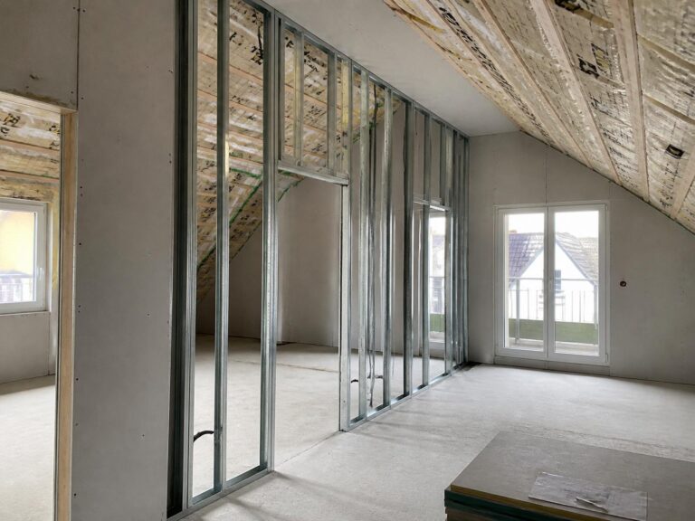 Metallständerwerk beim Aufbau einer Trockenbauwand