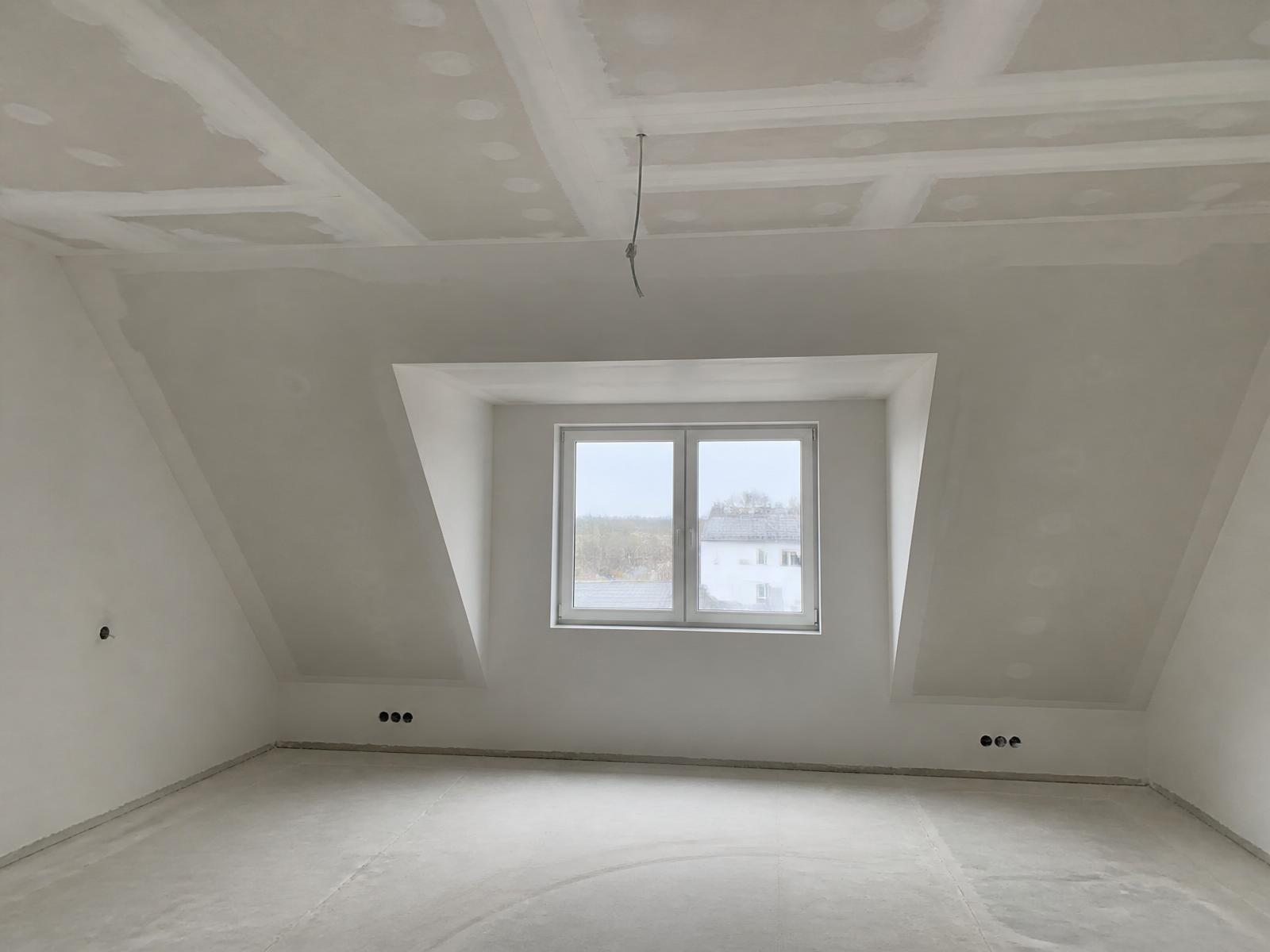 Verspachtelte Trockenbaudecke in einem hellen Innenraum