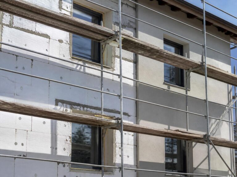 Fachgerechte Montage einer Wärmedämmung an einer Hausfassade