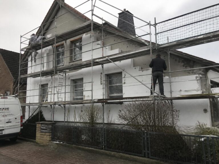 Eingerüstetes Wohnhaus während der Fassadendämmung